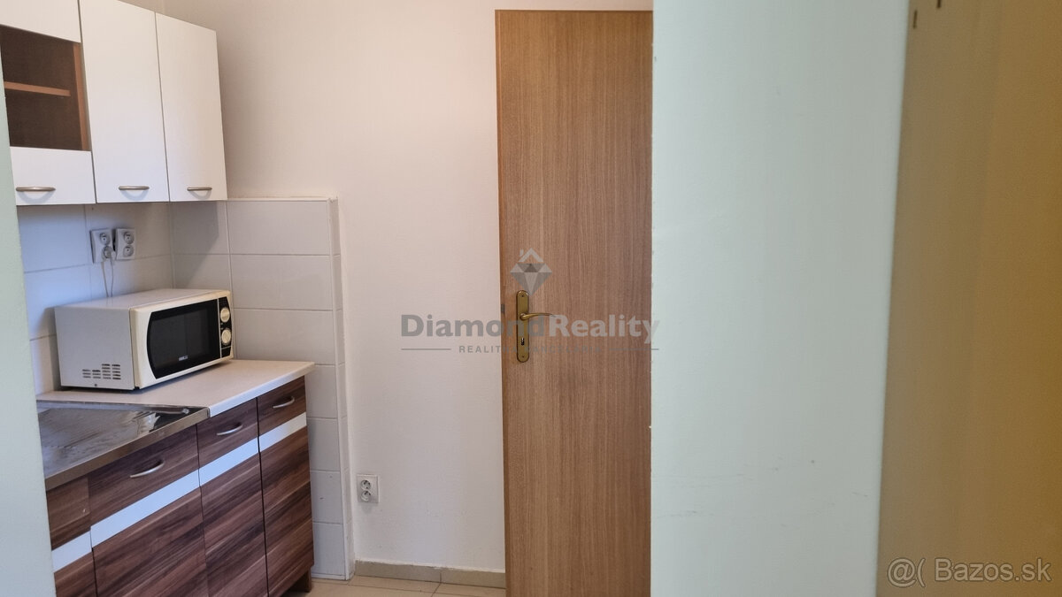 administratívna budova, pozemok - 12