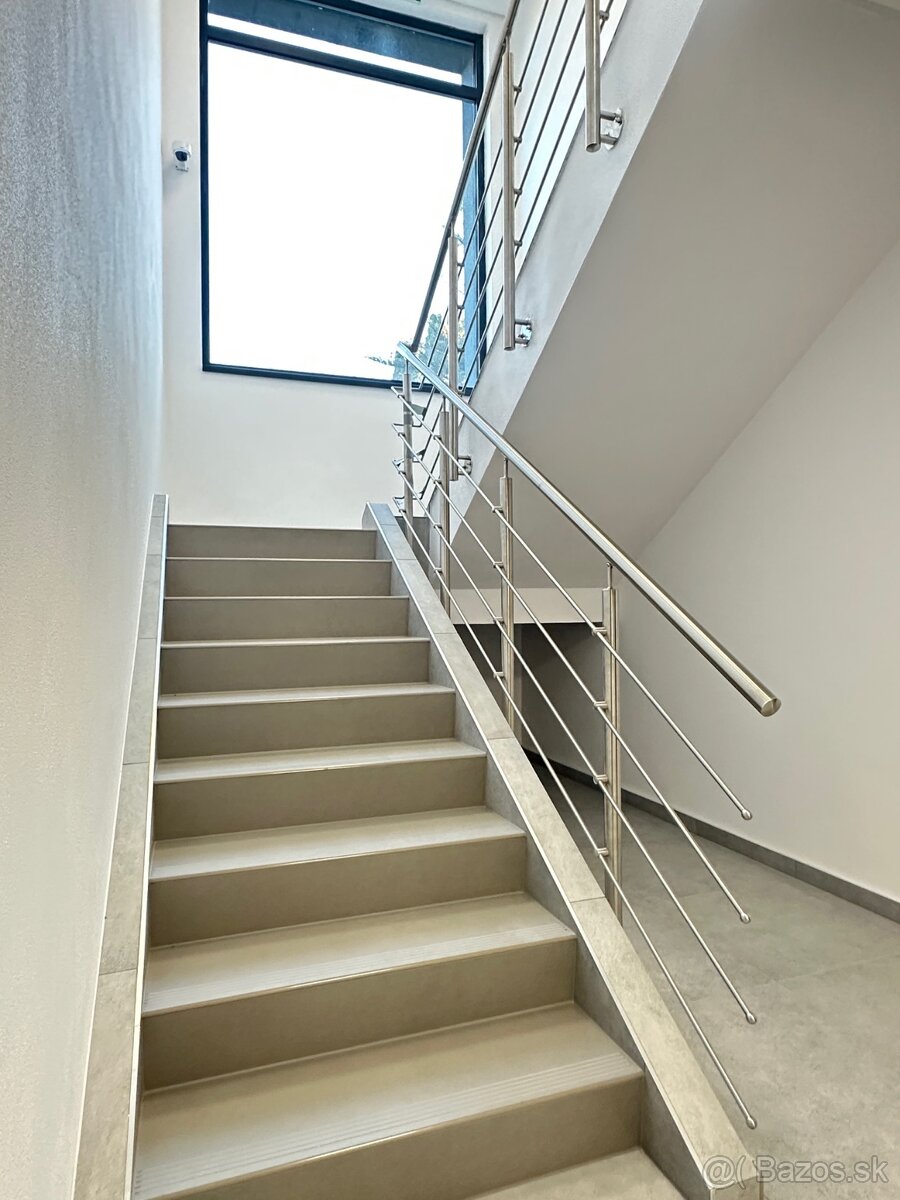 Administratívna budova-kancelárie, obchodný priestor, sklad - 12