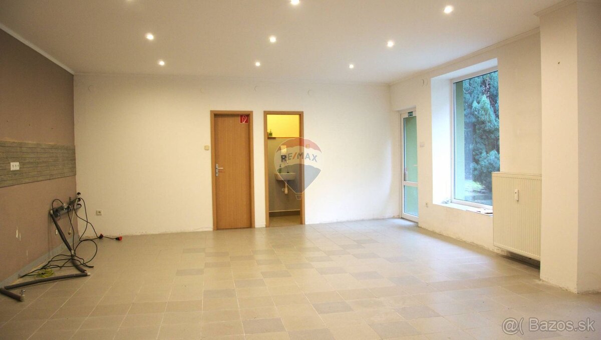 Na predaj jedinečná budova v meste Lučenec - 12