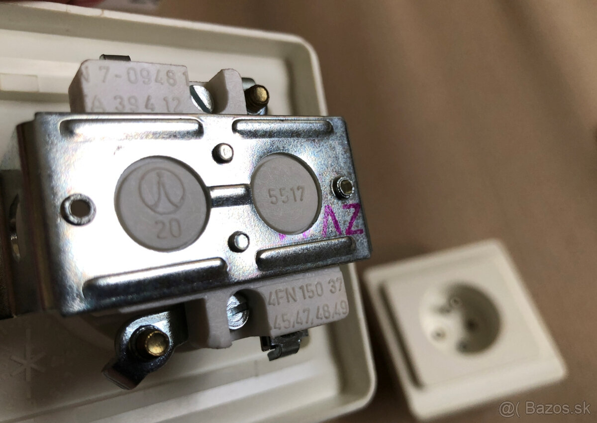 Elektroinštalačný materiál - Nepouzity - 12