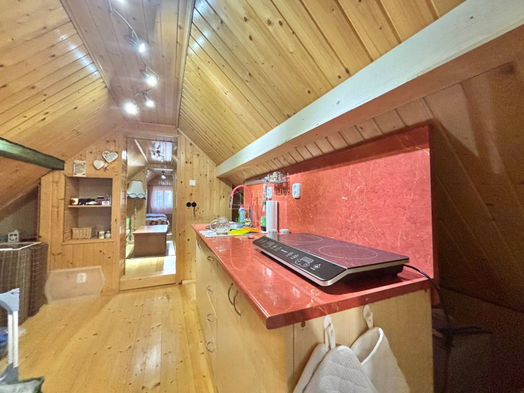 Predaj tradičnej chalupy v pokojnom prostredí na lazoch vo V - 12