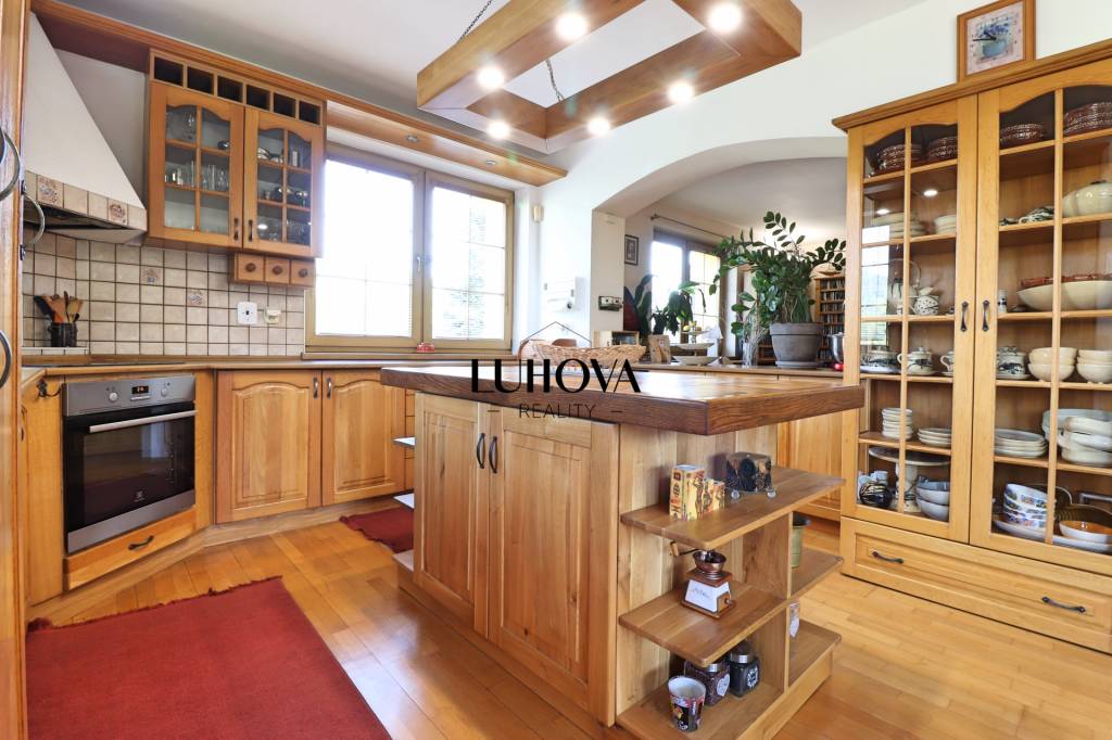 RODINNÝ dom s bazénom a krásnou záhradou - 12