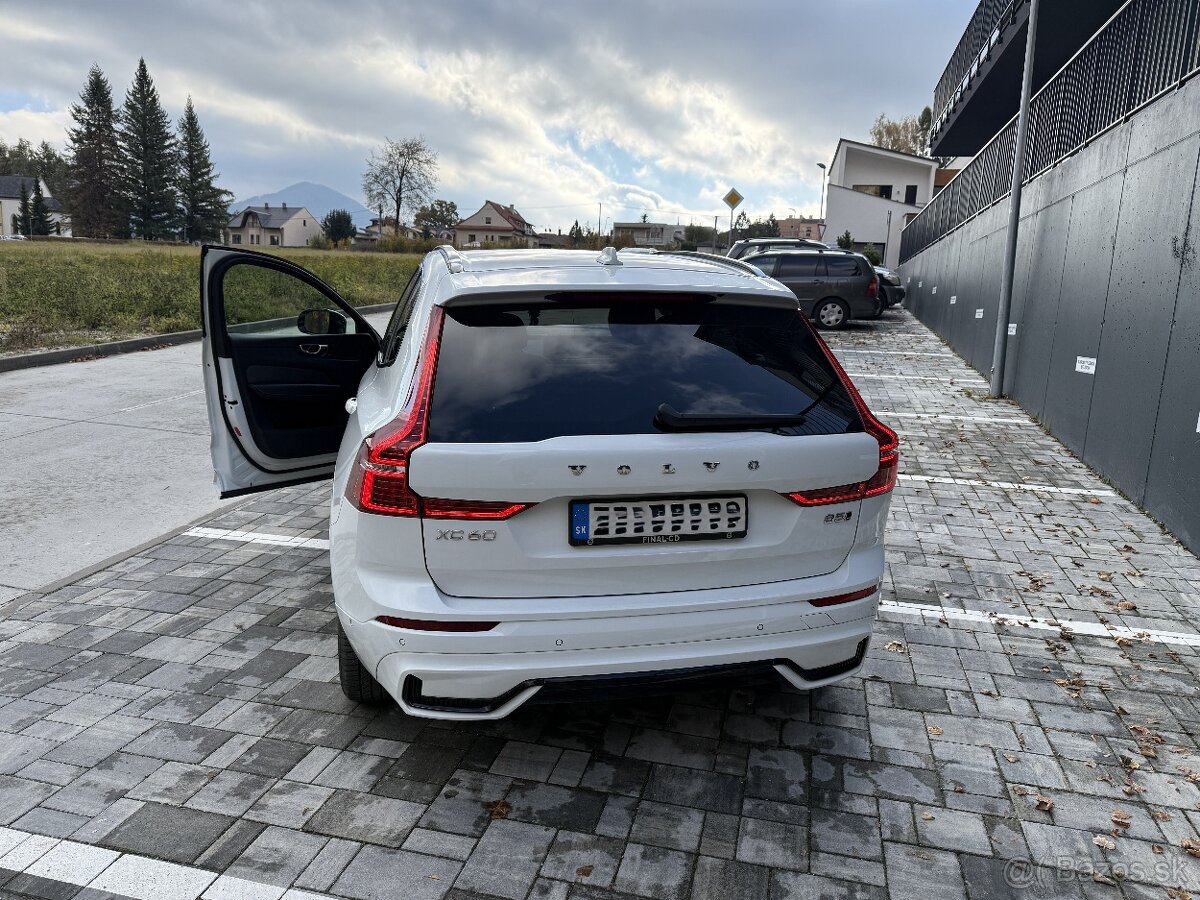 VOLVO XC60 B5 (P) 250hp R-Design AT8 AWD - 12