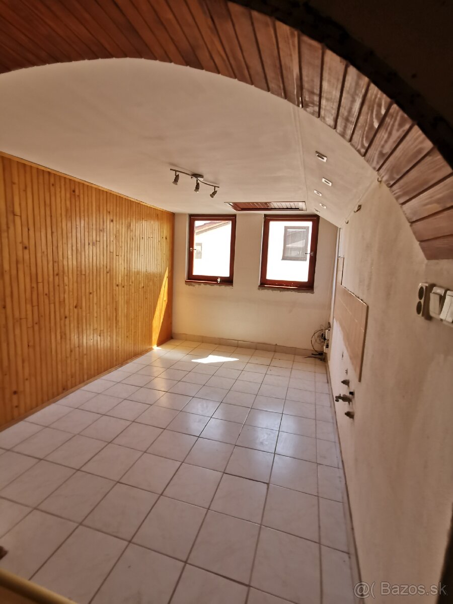 Veľkorysý dom Hosťovce - 12