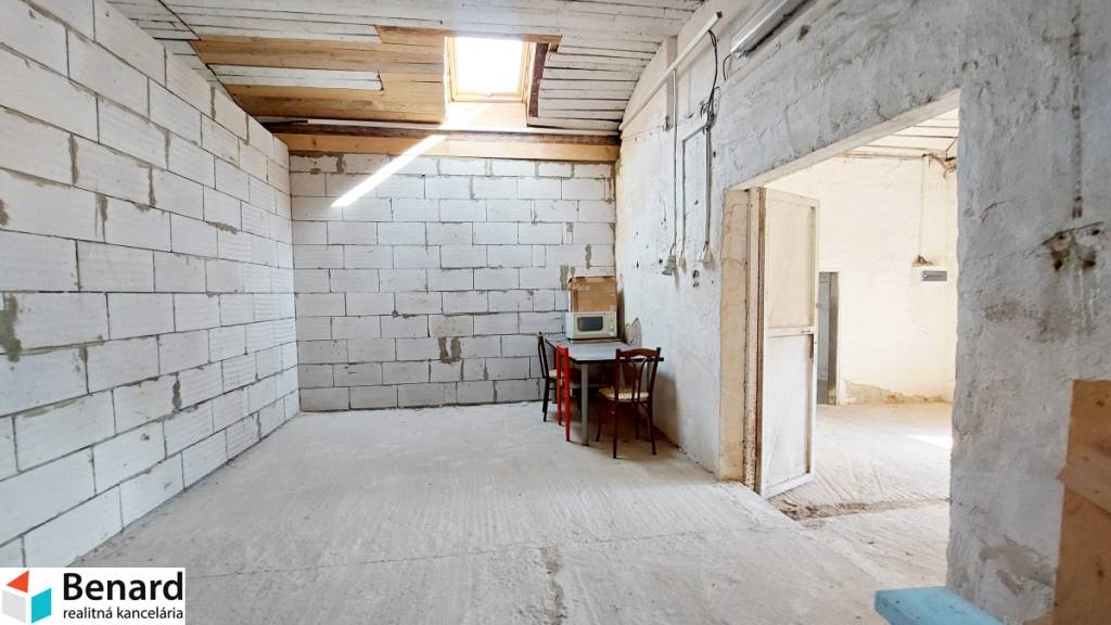 Na predaj MULTIFUNKČNÝ OBJEKT v KAPUŠANOCH, POZEMOK 2649 m2. - 12