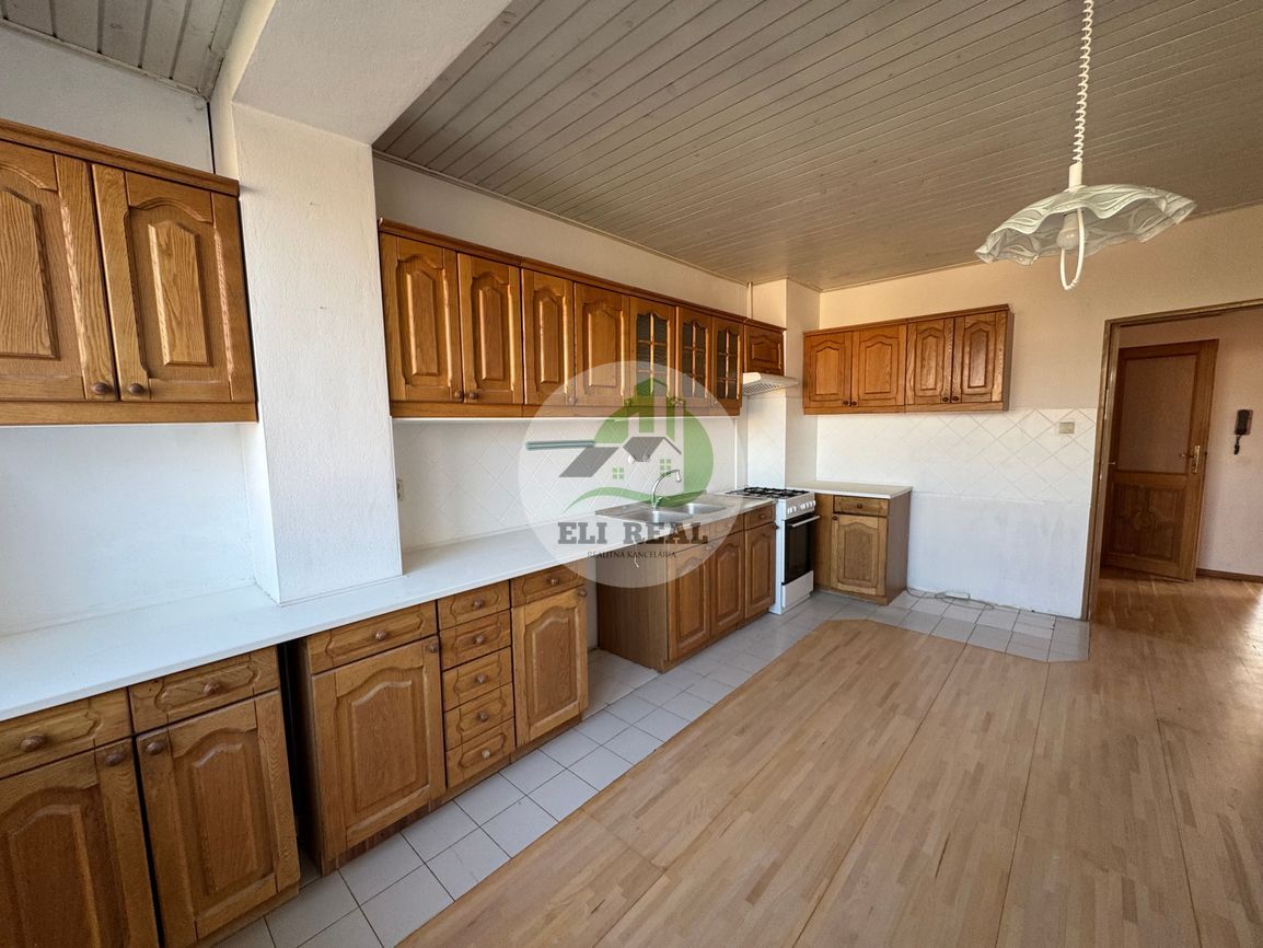 Prenájom priestranného mezonetového bytu s garážou a záhrado - 12