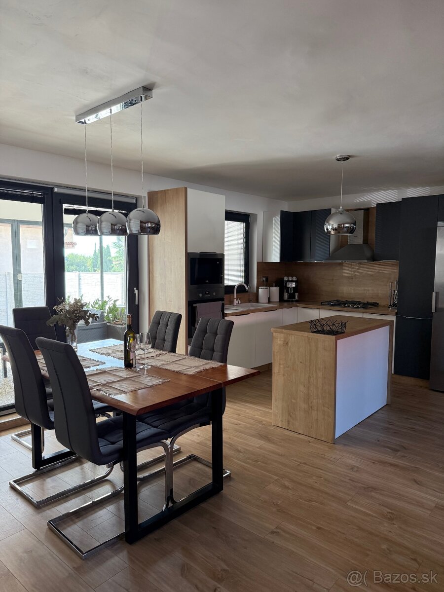 Štýlový rodinný dom so saunou, kinom a terasami 7km od MI - 12