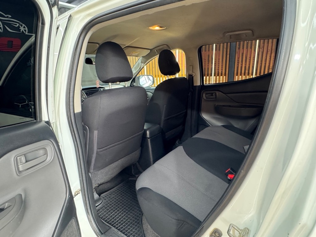 Mitsubishi L200 2.4 DI-D Double Cab - 12