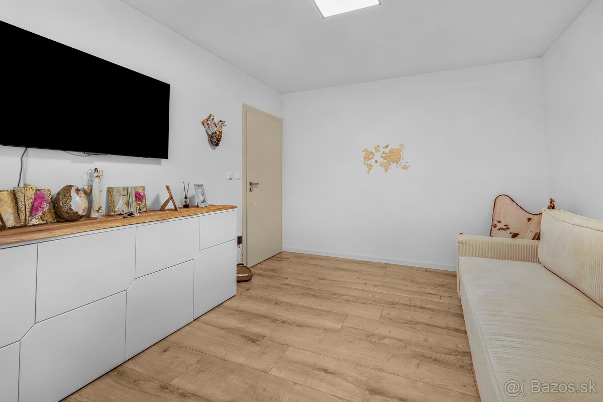 NA PREDAJ unikátny, samostatný 4-iz Rodinný dom priamo v DS - 12