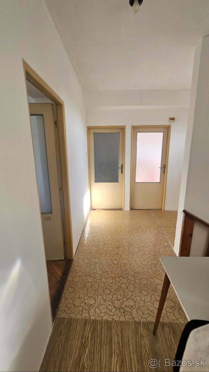 Predáme rodinný dom s pekným pozemkom v Kamenici nad Hronom. - 12