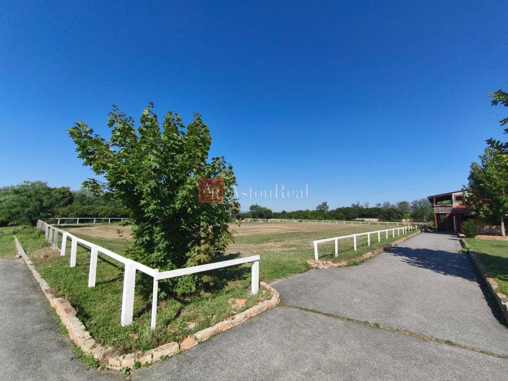 RANČ s haciendou, stajňami, 16.000m2 v blízkosti Lučenca - 12