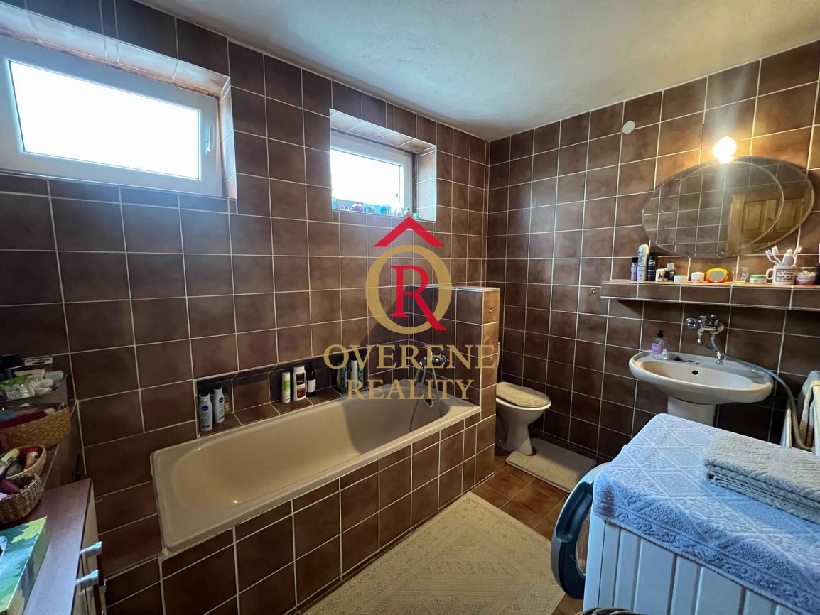 Exkluzívne na predaj priestranný rodinný dom so slnečnou záh - 12