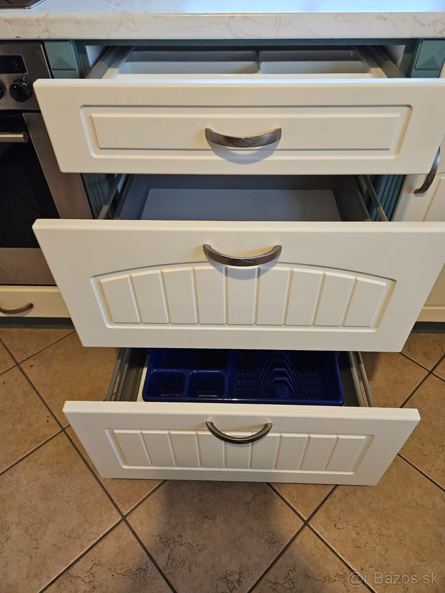 Masívna kuchynská linka z Nemecka so spotrebičmi - 12