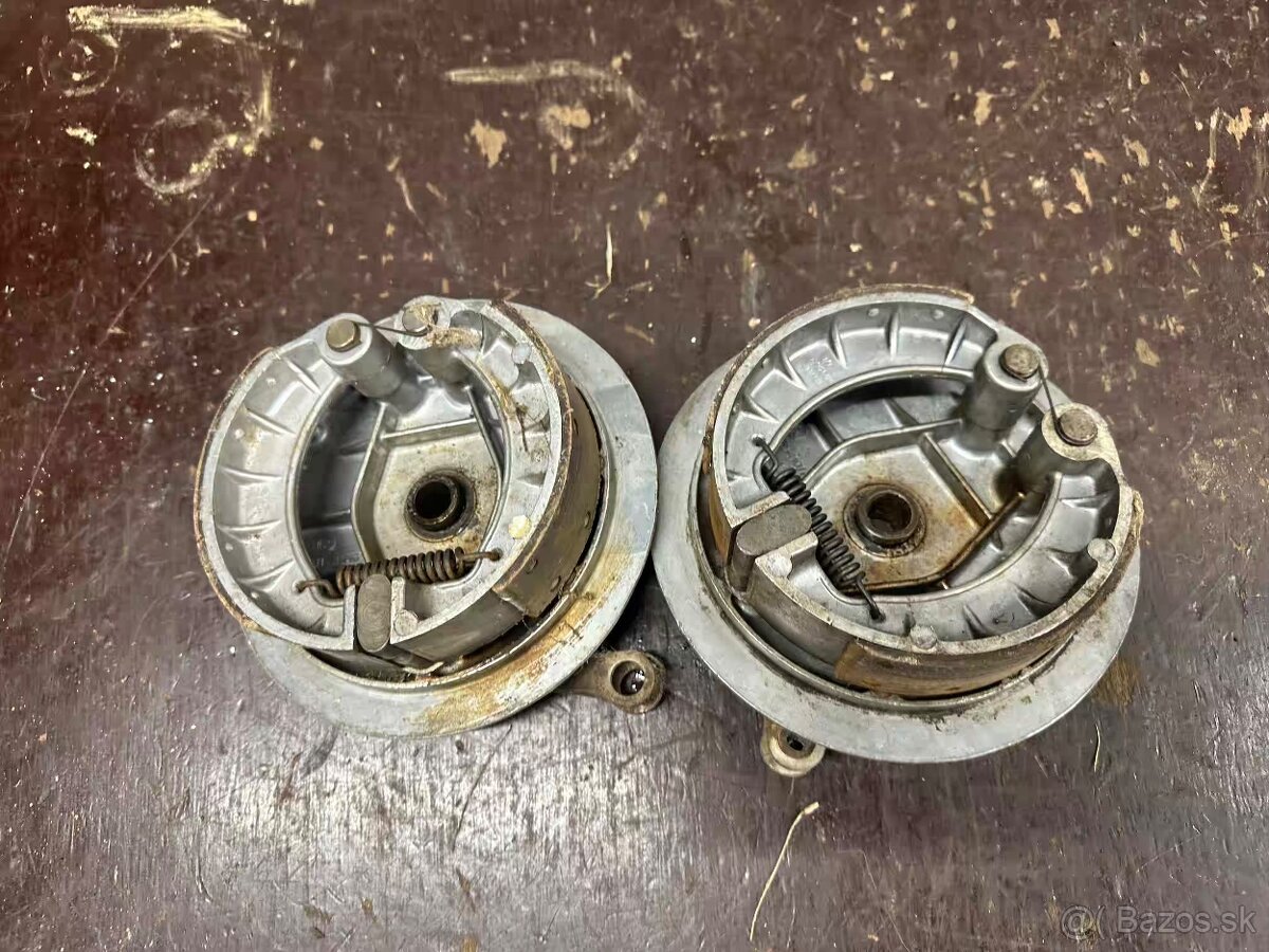 Predám predné a zadné koleso + brzdový štít ČZ 175 sport 19 - 12