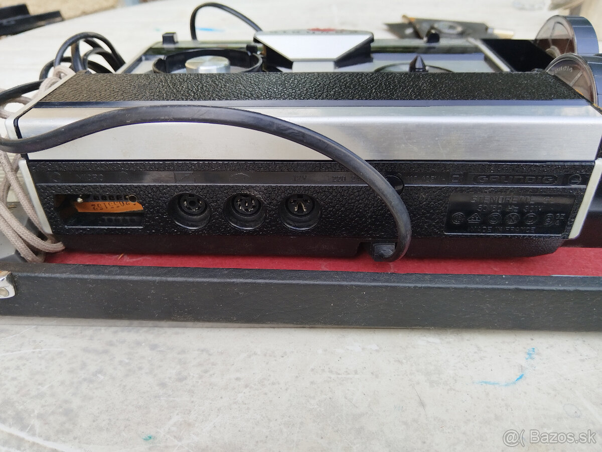 starý kufríkový diktafón - 12