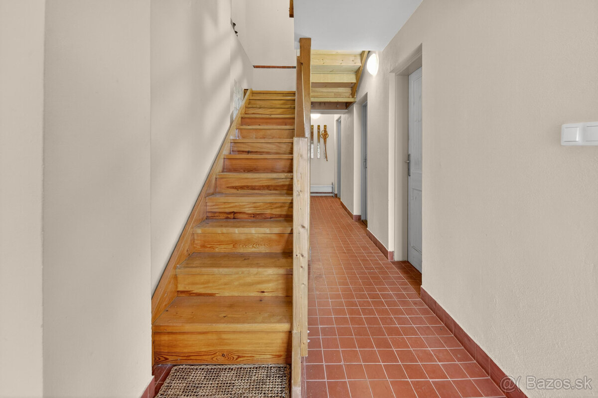 Na predaj priestranná 5-izbová chata s rozľahlým ovocným sad - 12