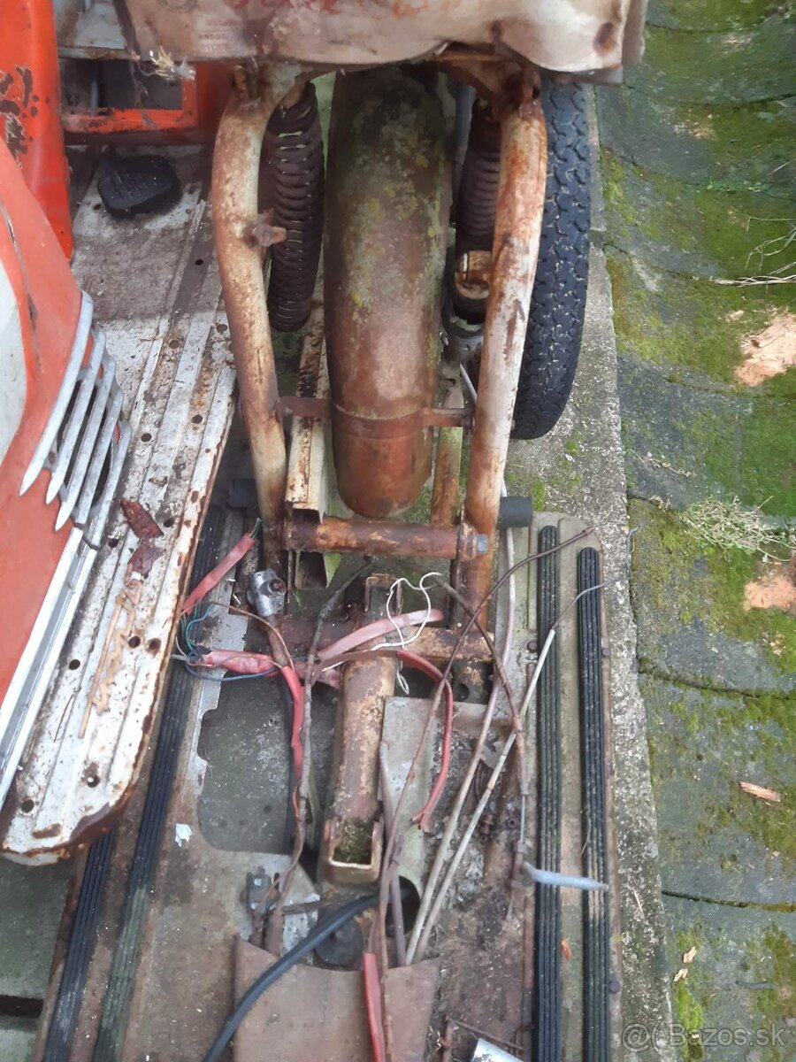 Rôzne stare motocykle nekompletné na ND - 12