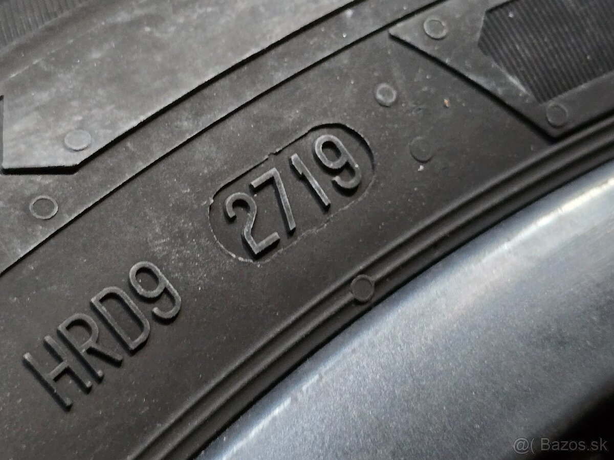 Predám zimné pneumatiky 215 /60/R17 - 12