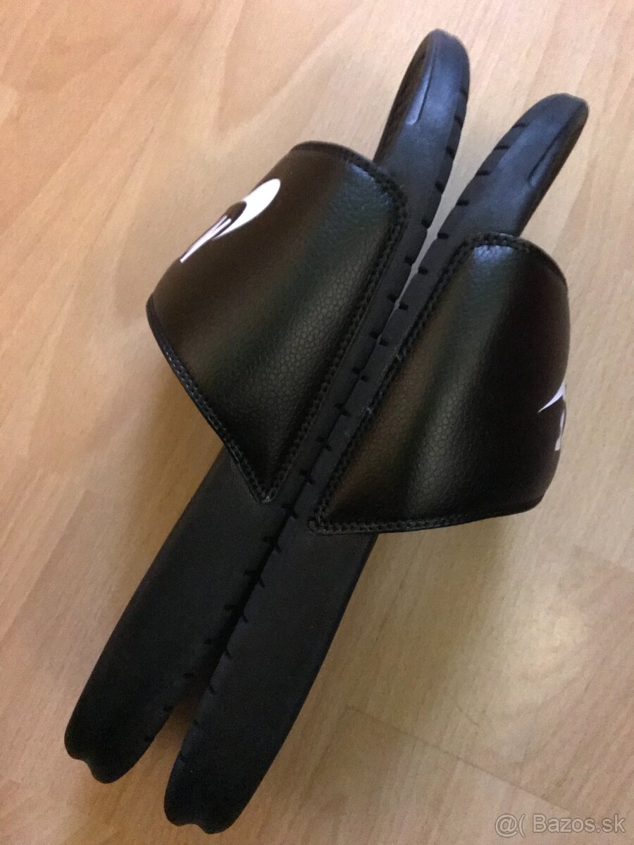 ŠĽAPKY NIKE BENASSI JDI veľ. 45 (UK 10) + darček - 12