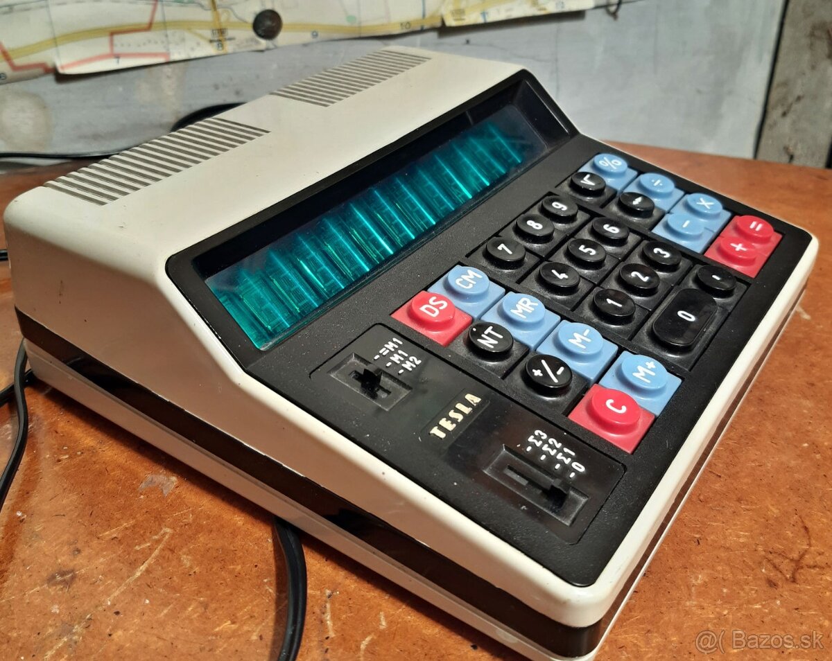 Funkční retro kalkulačka TESLA OKU107 z roku 1984 - 12