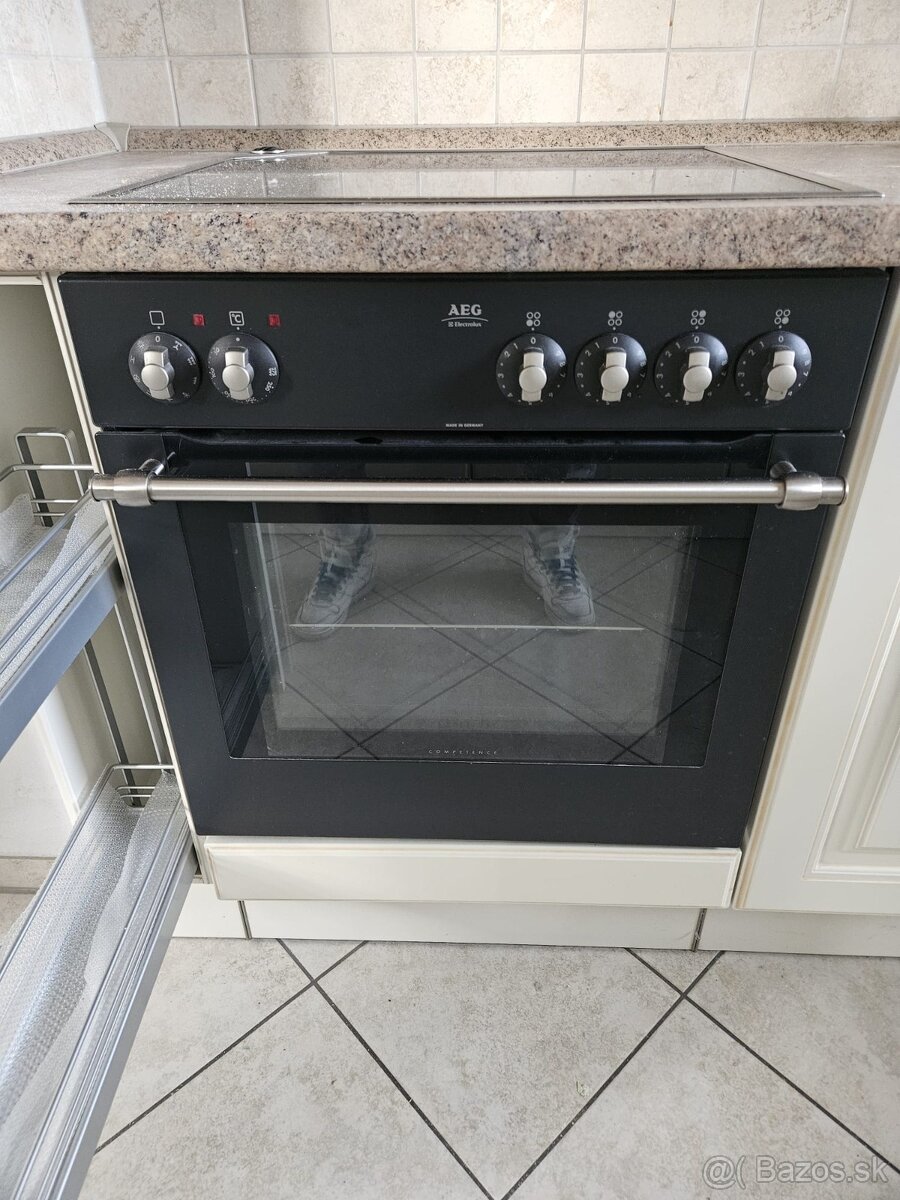 Moderná kuchynská linka so spotrebičmi - 12