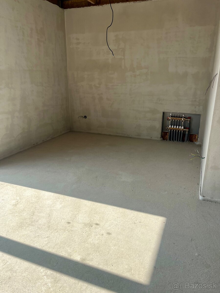 Moderný rodinný dom pod lesom Nitrianske Hrnčiarovce - 12