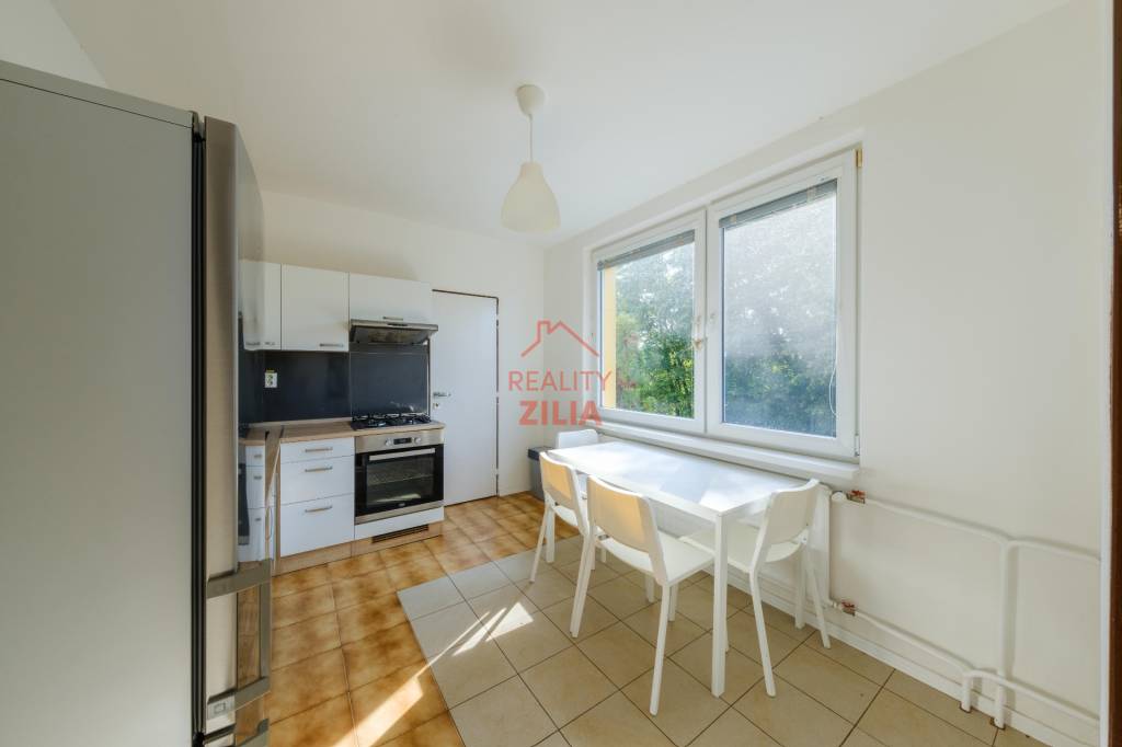 Predaj priestranného 2i. bytu v obľúbenej lokalite Chrenová– - 12