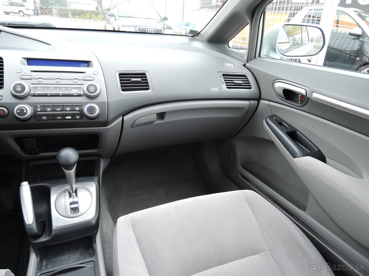 Honda Civic sedan 1,8 i-VTEC Aut. Šíbr 2006 - 12