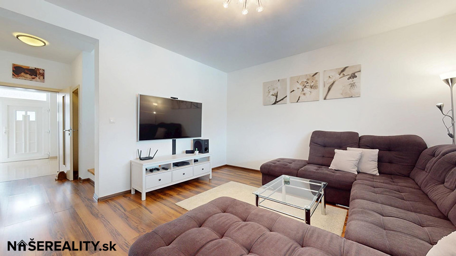 Na predaj: Moderný 5-izbový rodinný dom s bazénom, záhradou - 12