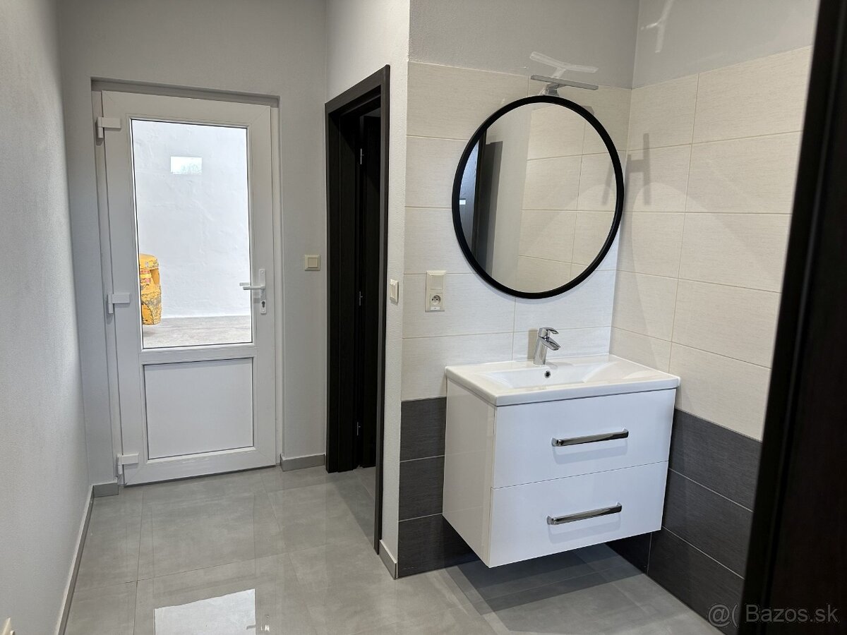 Skladové priestory v oplotenom areáli s vrátnikom - 12