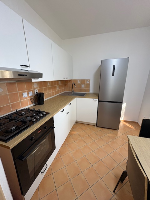 Kompletne zariadený 2-izbový byt Tilgnerova komplet 800,-Eu - 12