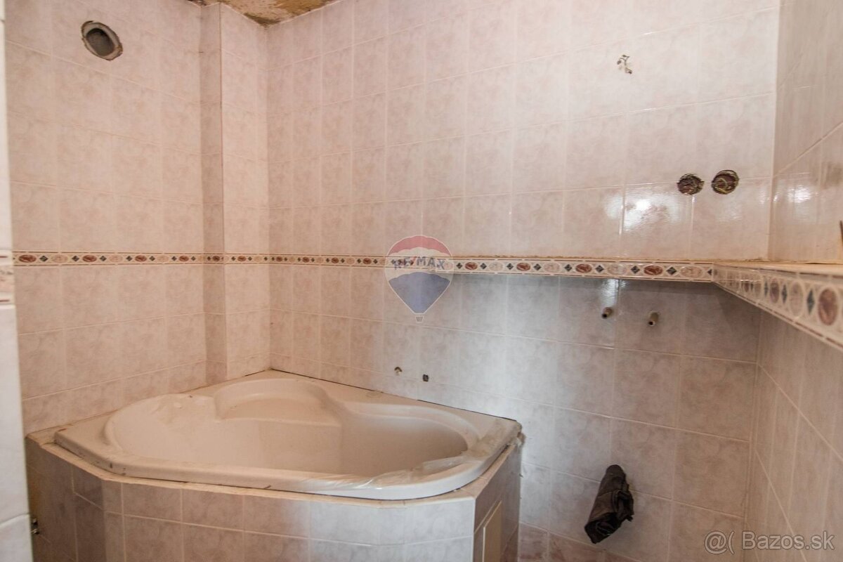 Viacgeneračný rodinný dom s obrovským potenciálom v obci Beň - 12