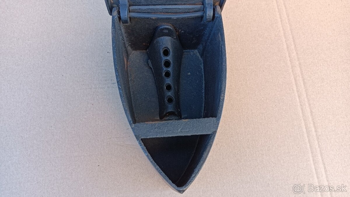 Stará orig. atypická žehlička s komínem, zdobená, pekná - 12