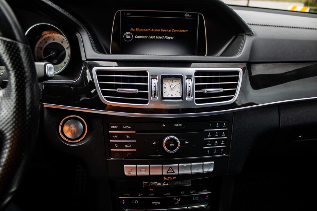 Mercedes Benz E400 sedan - 12