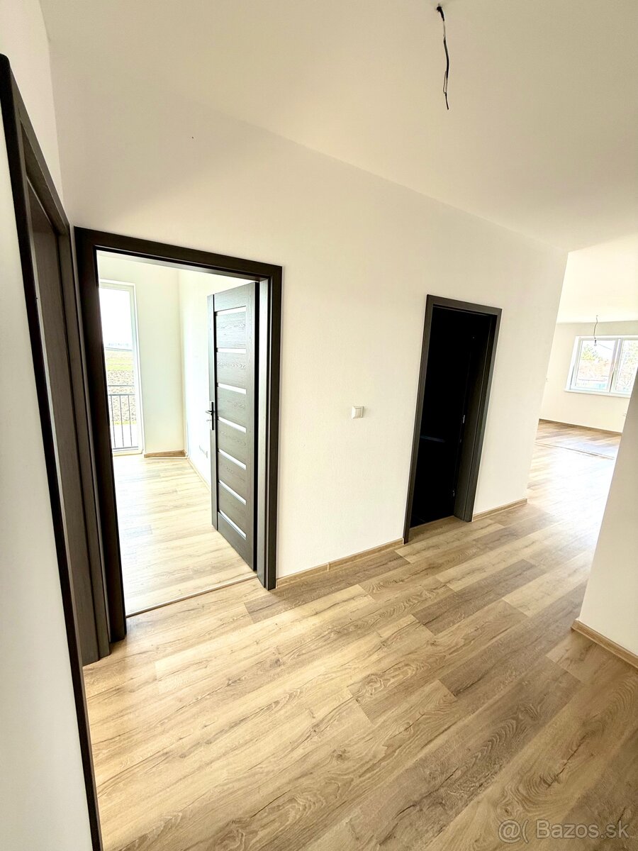 Trojizbový byt s balkónom - 12