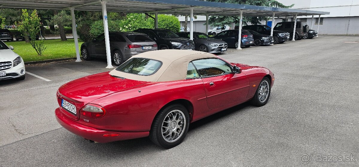 Jaguar XK8 V8 Convertible - 12