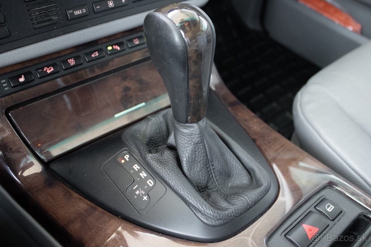 BMW X5 4.4i A/T - 12