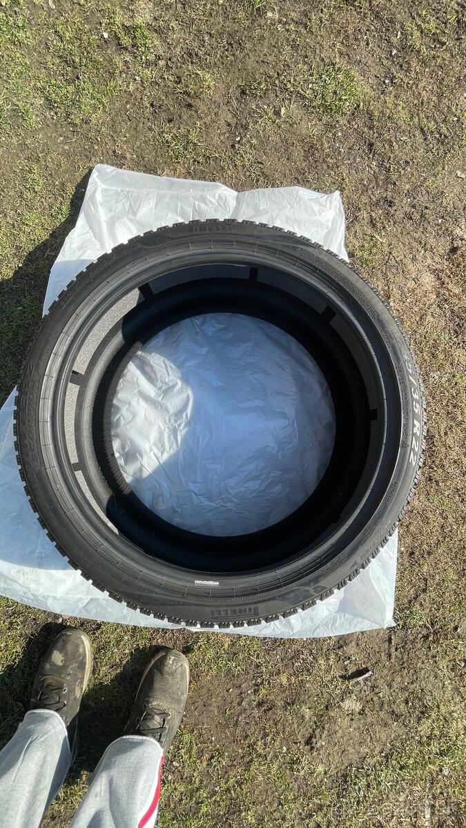 225 35 r22 - 12