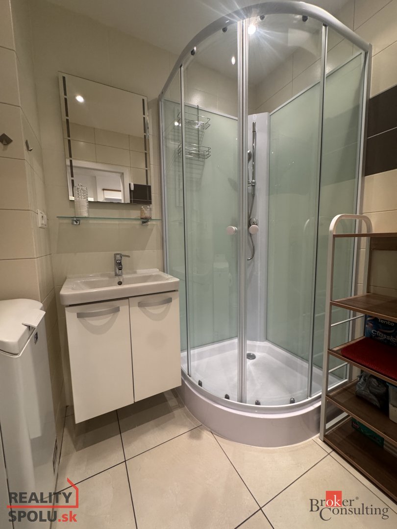 REZERVOVANÝ 2-izbový prízemný byt v centre Zvolene – tichý, - 12