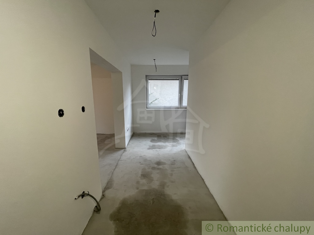 Trojizbový rodinný dom v kľudnej časti mesta Šurany - 12