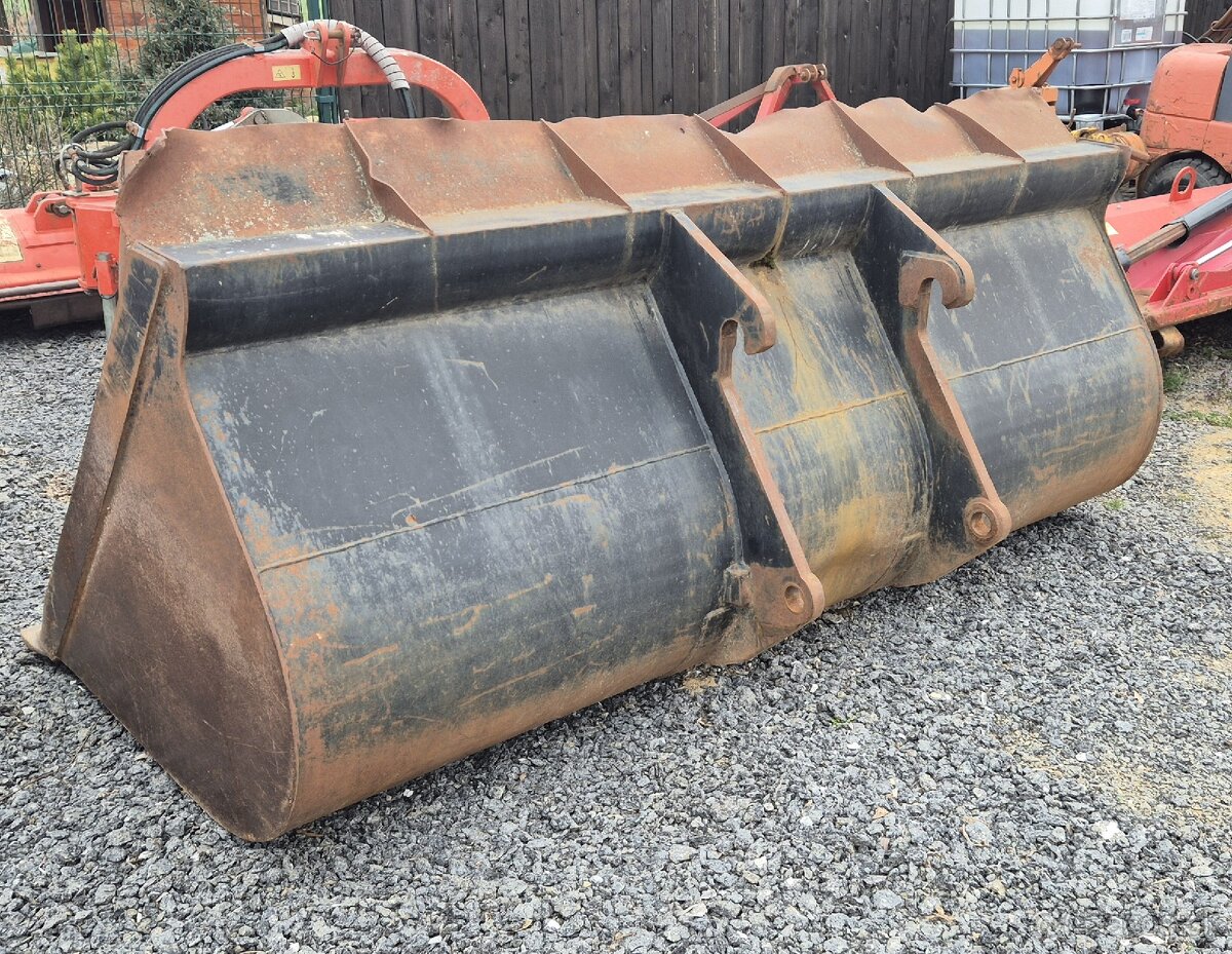 Teleskopický nakladač - 12