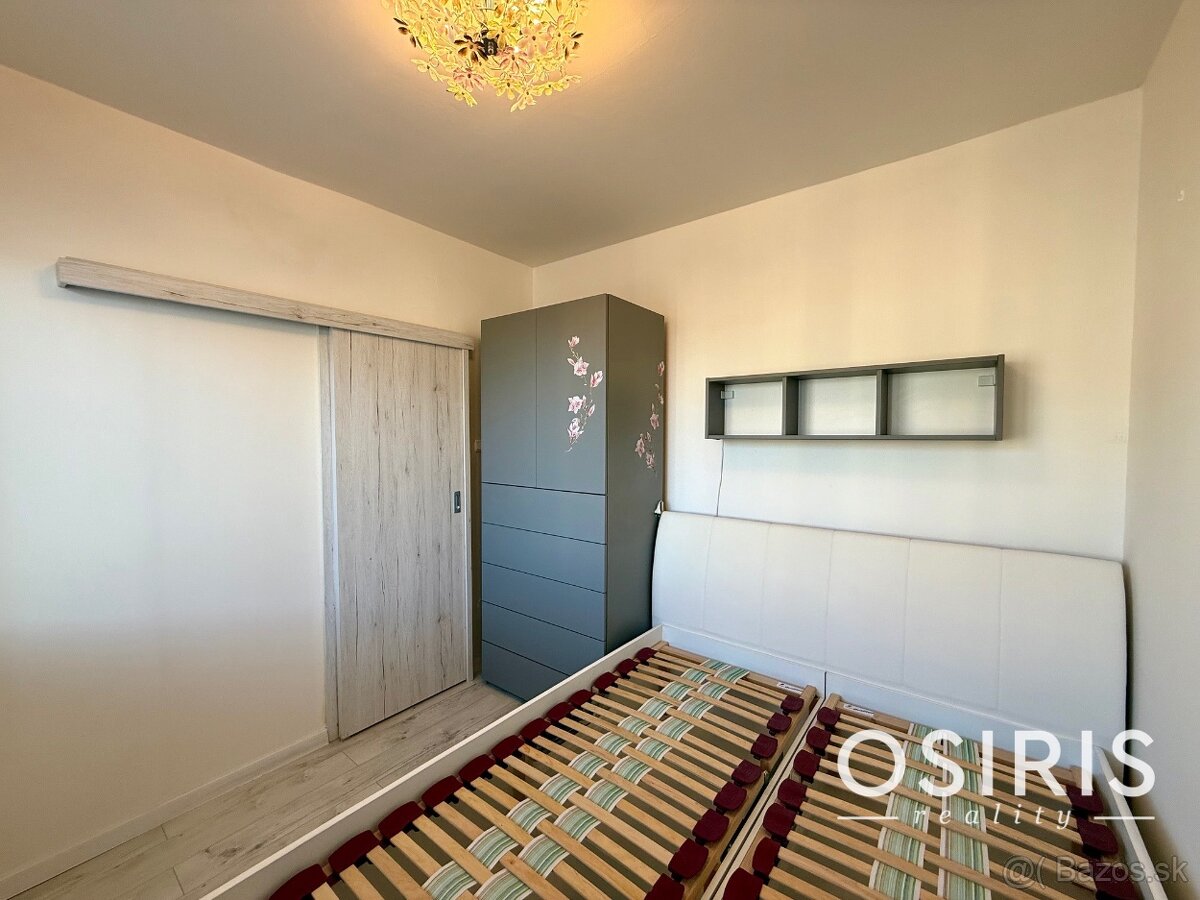 Pekný 2 izbový byt s veľkou zasklenou loggiou - 12