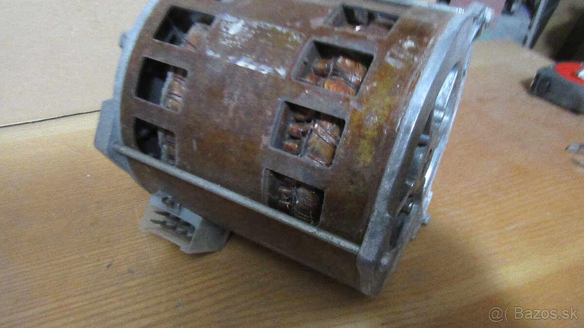 dvojotáčkový motor na 220V - 12