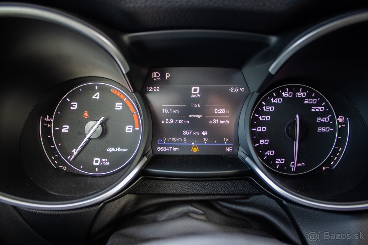 Alfa Romeo Stelvio 2021 - 12