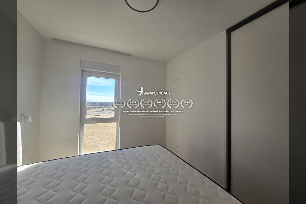 NIN - dvojdom s bazénom - 500 m od centra - 12