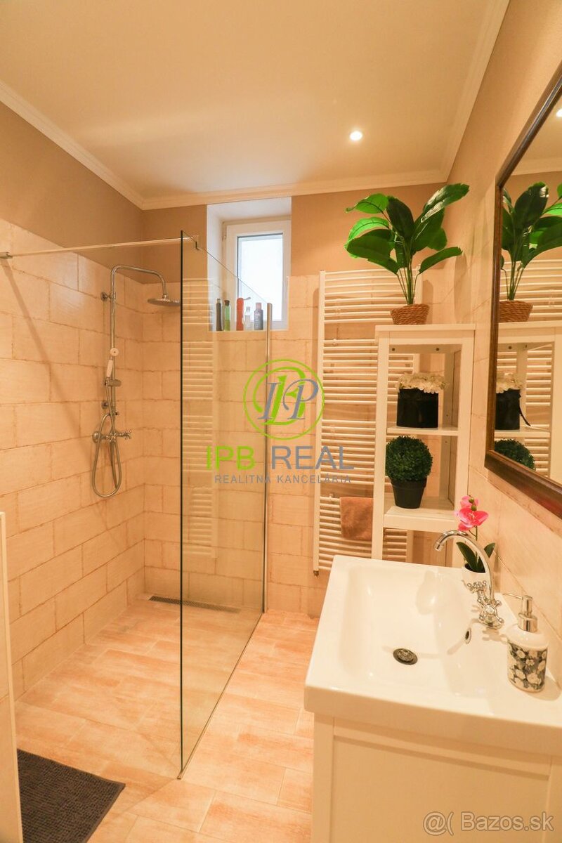 Kompletne zrekonštruovaný priestranný 5-izbový rodinný dom v - 12