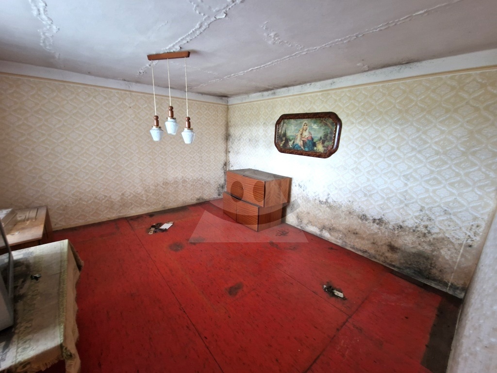 Starší rodinný dom s veľkým pozemkom v kľudnej časti obce - 12