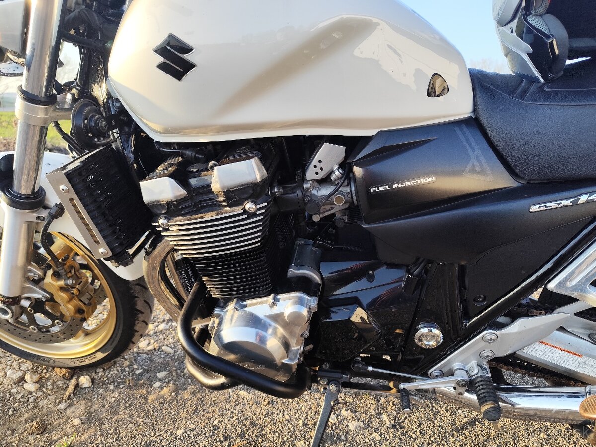Suzuki GSX 1400 - 12