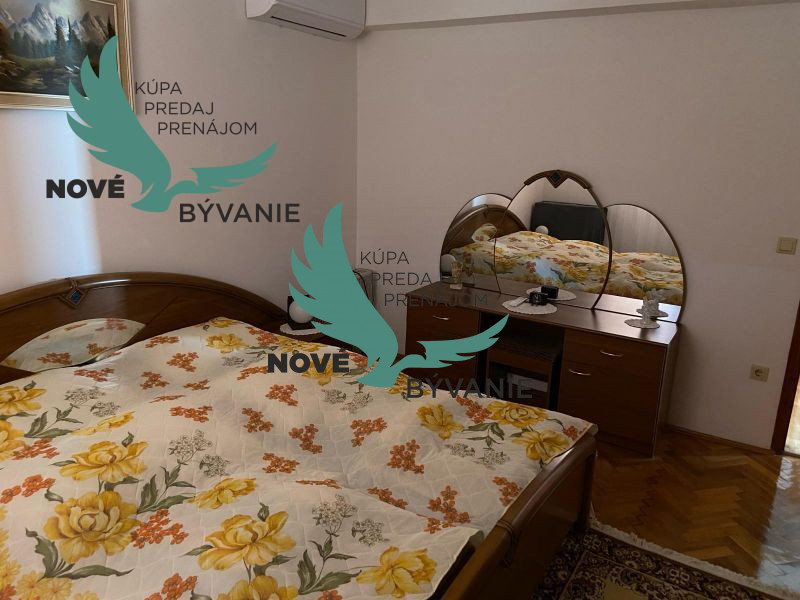 Dom s garážou na priestrannom pozemku len 300m od mora v Cho - 12