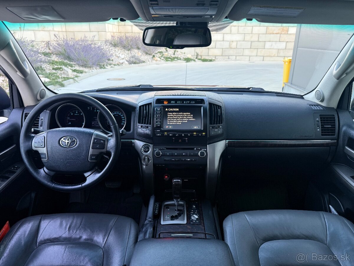 Toyota Land Cruiser 200 4.5 V8 - 12